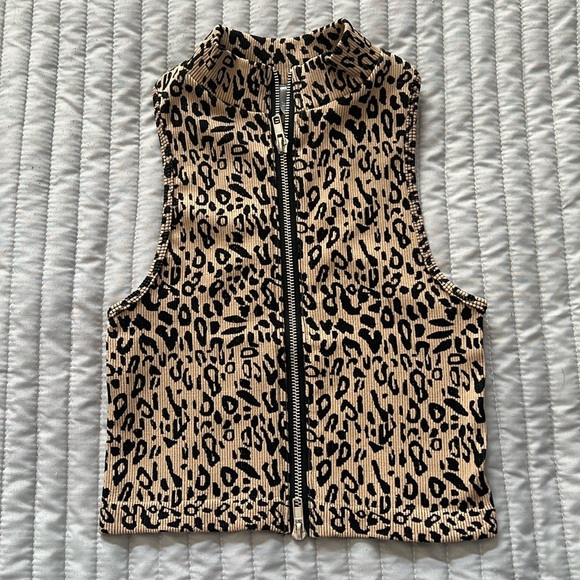 #133 Animal print zipper top - Picture 1 of 6